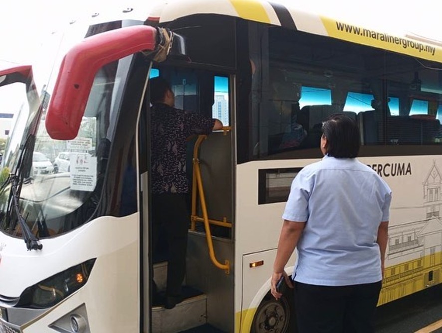 container-ship-arriving-886×668(10)